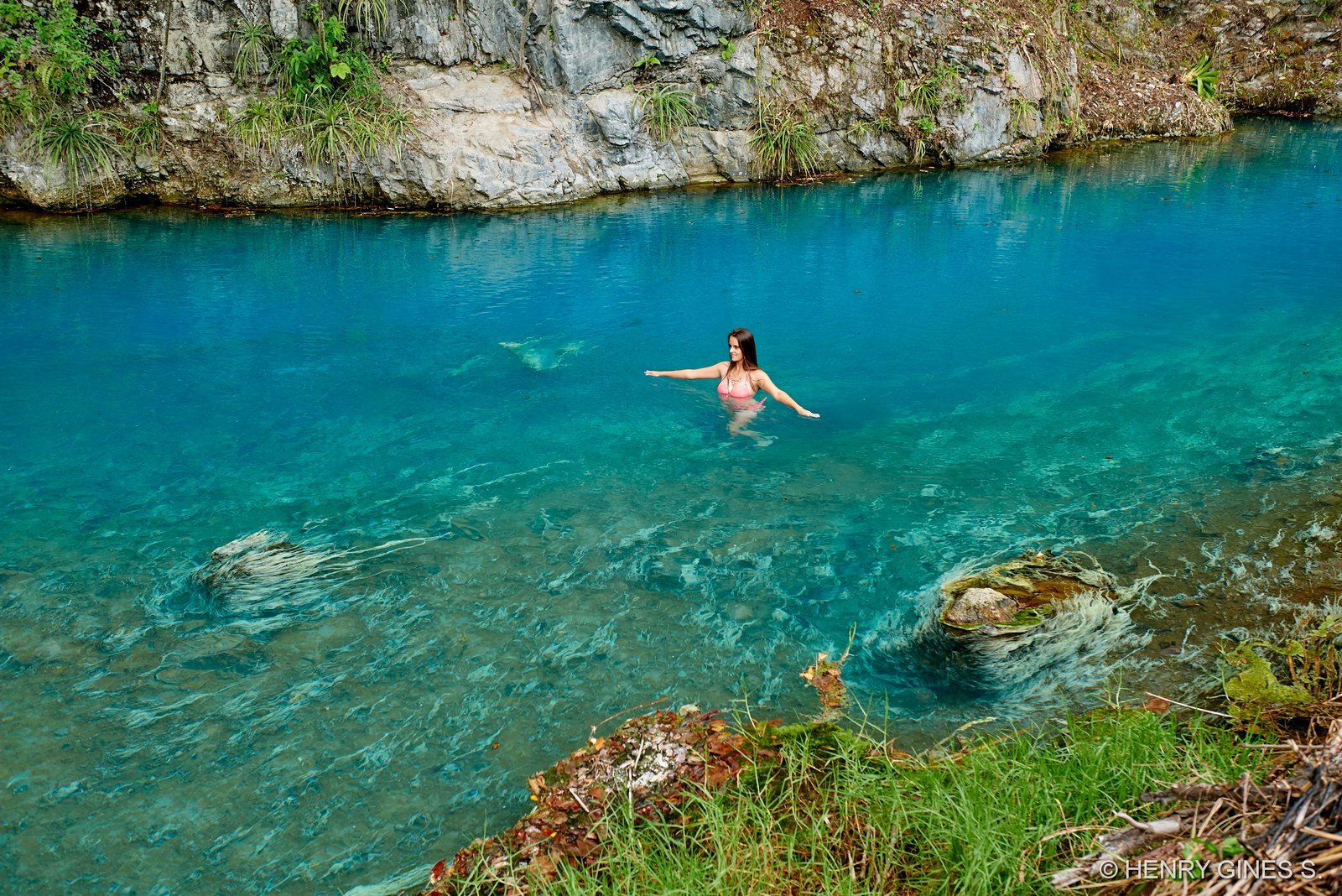 Pozas turquesas de agua salada
