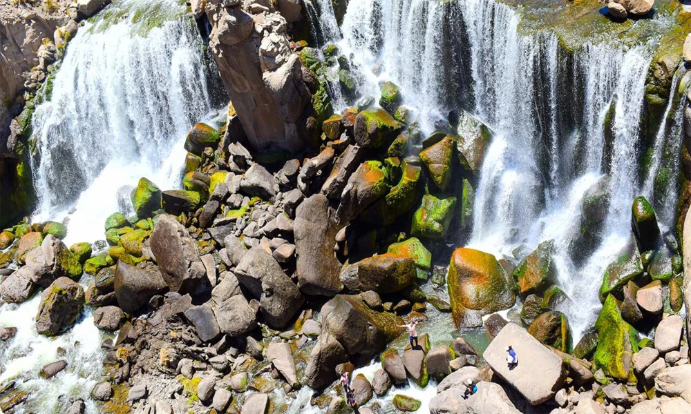 Excursão à Cachoeira Pillones | Natureza entre Rochas e Cachoeiras