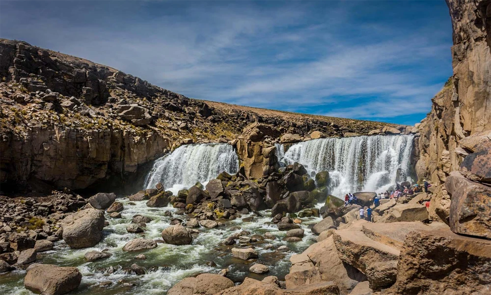 Excursão à Cachoeira Pillones | Natureza entre Rochas e Cachoeiras
