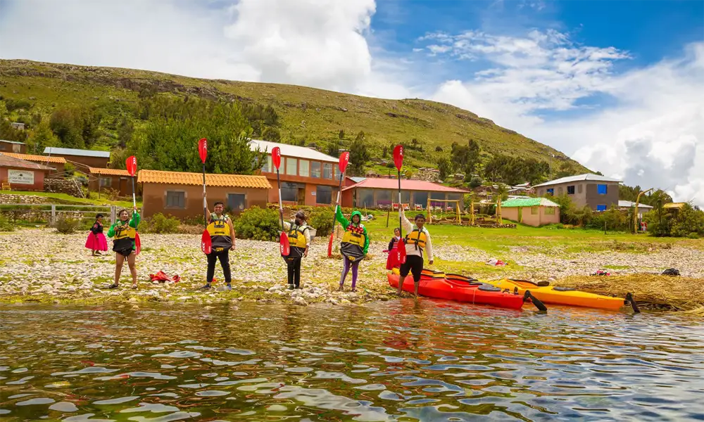 Kayak en el Lago Titicaca & Visita a las Islas Flotantes de los Uros