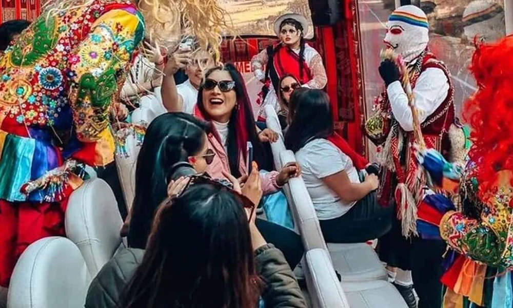 Passeio panorâmico de ônibus em Cusco 180° com Pisco Sour e danças tradicionais