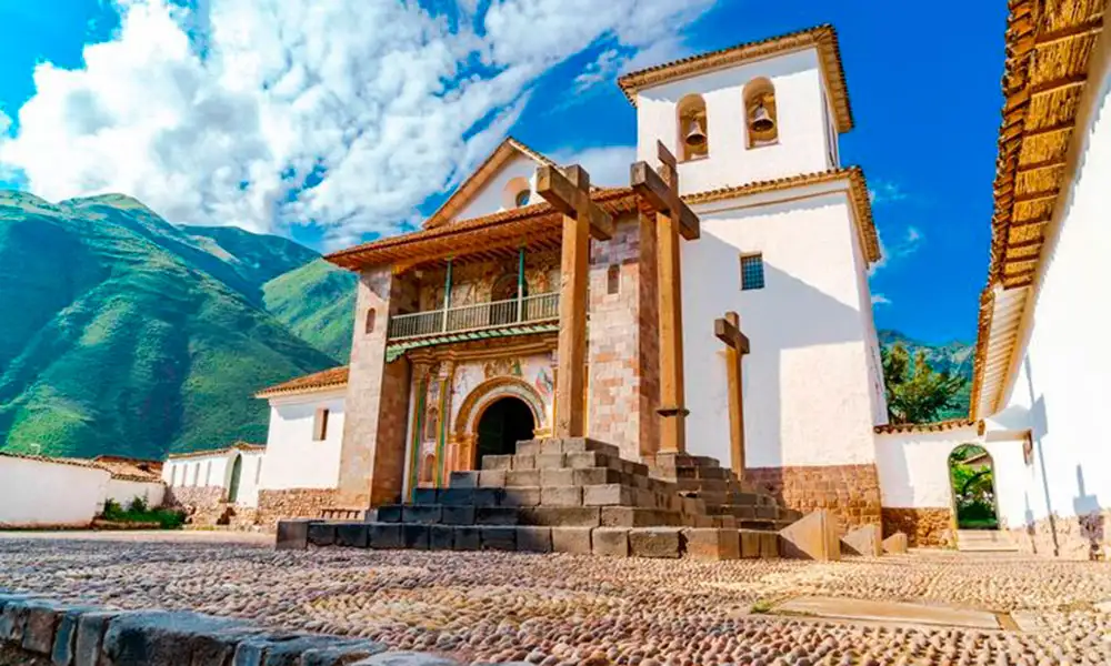 Sun Route Tour | From Cusco to Puno visiting Raqchi – Temple of Wiracocha